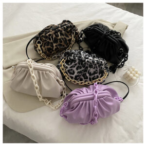 One-shoulder diagonal underarm bag