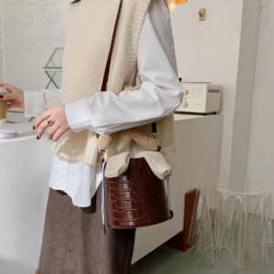 Single shoulder bucket bag