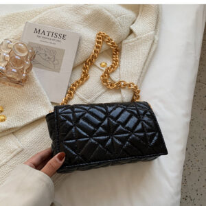 Alternative view of Wear A Messenger Bag With A Bright Chain