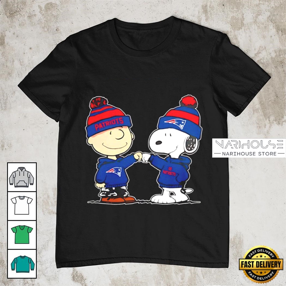 Snoopy and Charlie Brown New England Patriots Fan T-Shirt Snoopy and Charlie Brown New England Patriots Fan T-Shirt